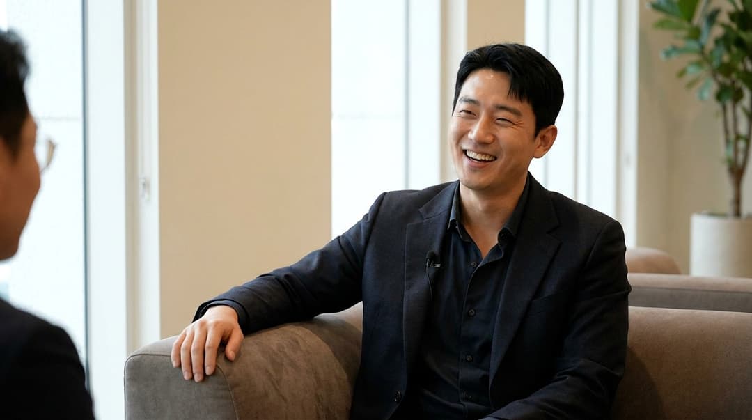 사무실에서 미소 짓는 무역회사 대표