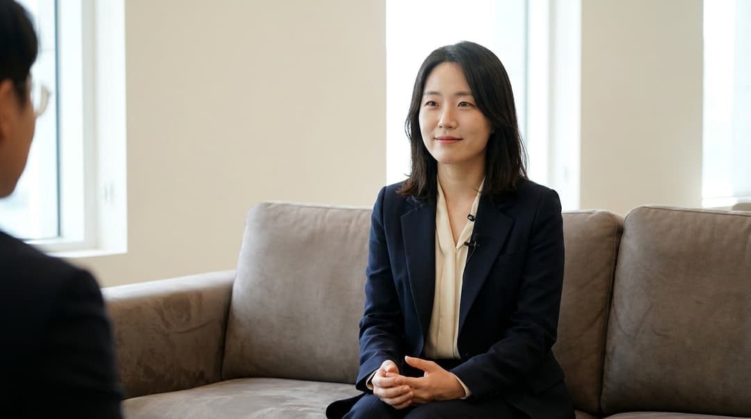 사무실 소파에서 인터뷰 중인 마케터