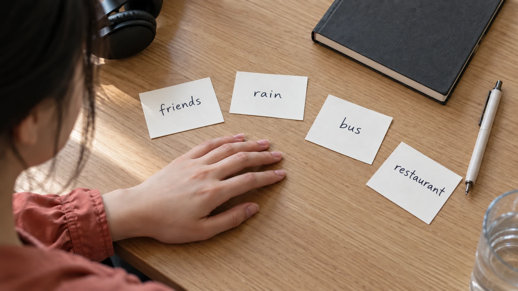 문장 전체 대신 장면을 떠올릴 키워드만 남기면, 질문에 맞춰 내 말을 새로 만들어 볼 수 있습니다.